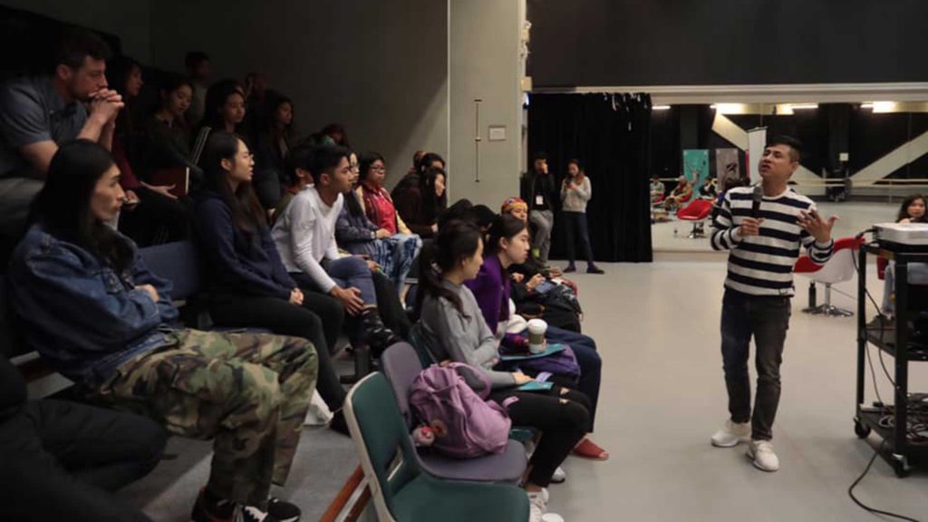 《乜嘢係香港嘅舞蹈在地文化？》

11/9/2022 (Sun)
4:30-6:30pm

「我哋」生於「我地」，「我哋」在「我地」的所思所想所感所愛，如何傾注於舞蹈創作？HDX策劃將深入訪談四位本地及海外委約編舞，從個人創作回溯「我地」養分，從養分到實戰，從性／別探索延伸至跨地交流，從身體修練談到本地巫舞文化，道教儀式「破地獄」專業師傅亦將現場示範儀式選段，跨界切磋。